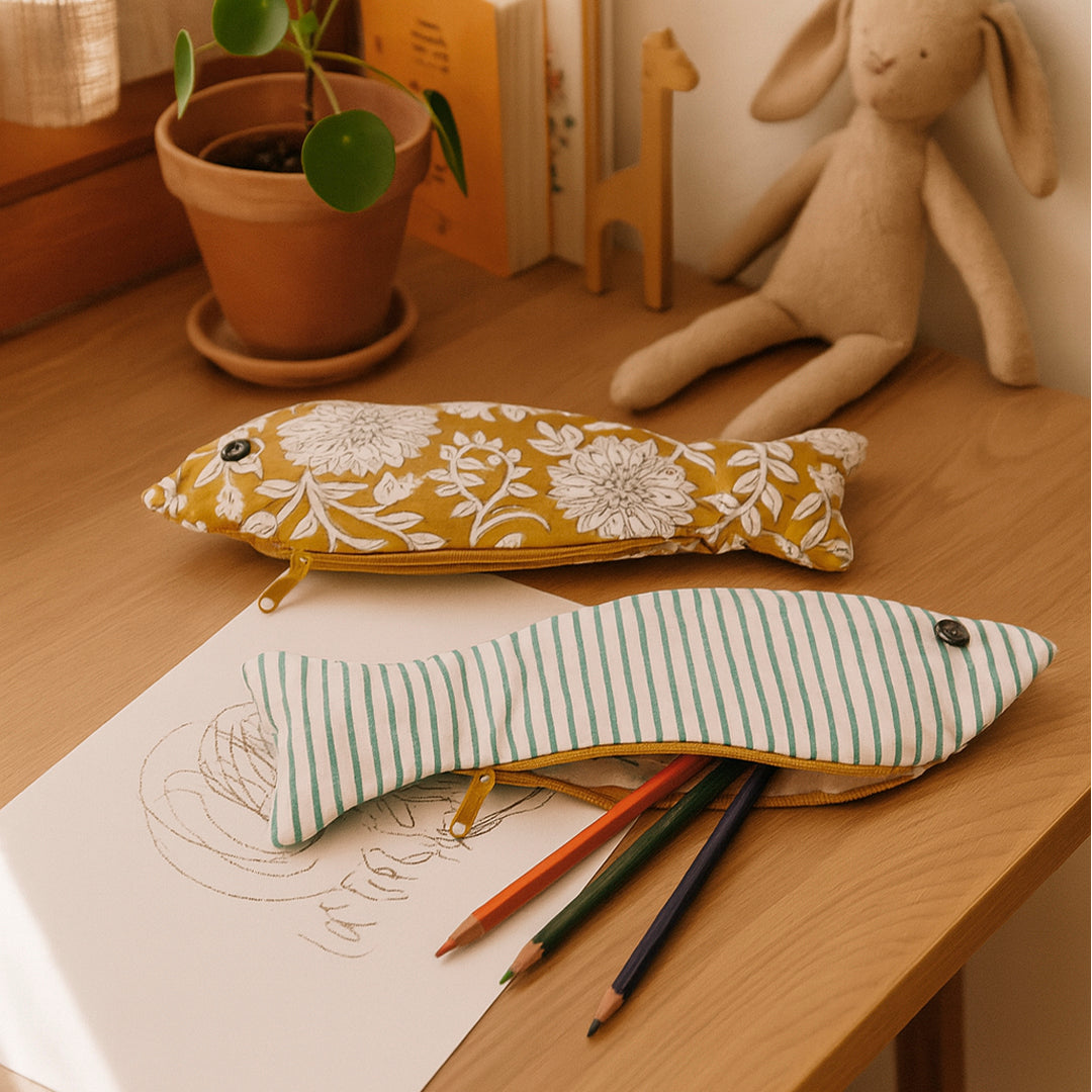 Estuche con forma de pez Rimini de algodón en color turquesa y mostaza