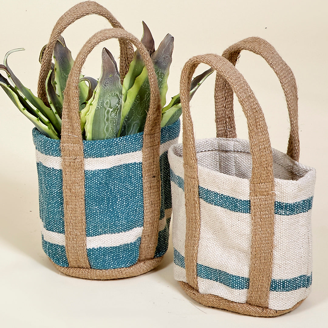 Cesta macetero Ocean de algodón con asas de yute en color blanco y turquesa