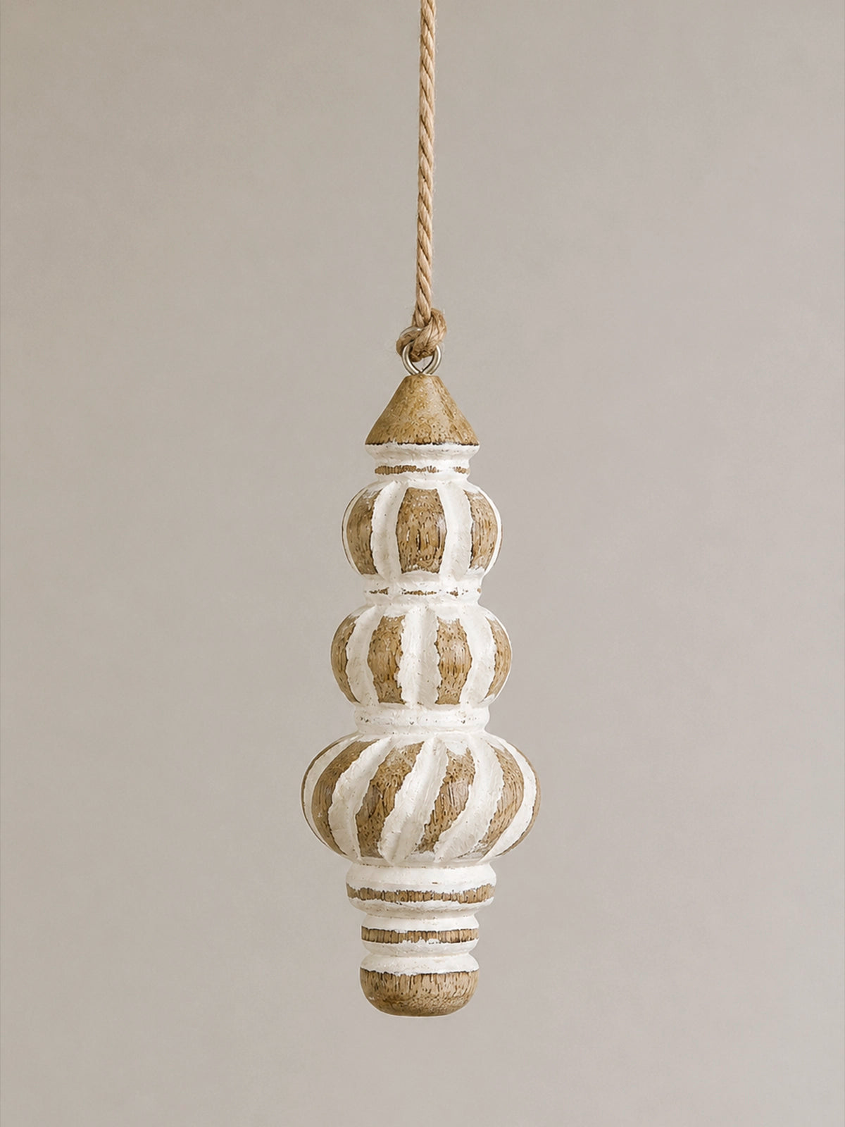 Adorno Navideño Colgante de Madera de Mango – Blanco Wash 12 cm