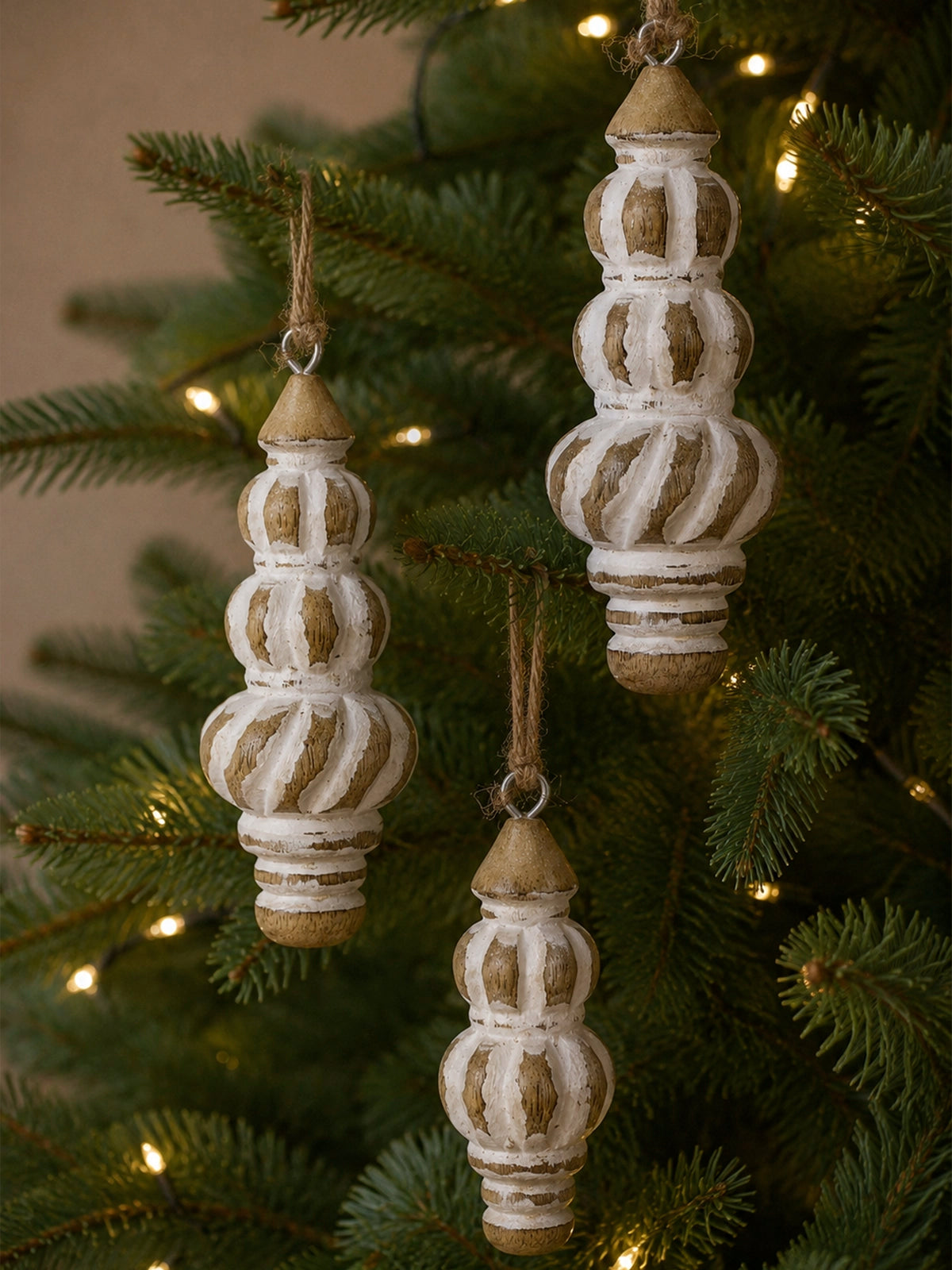 Adorno Navideño Colgante de Madera de Mango – Blanco Wash 12 cm