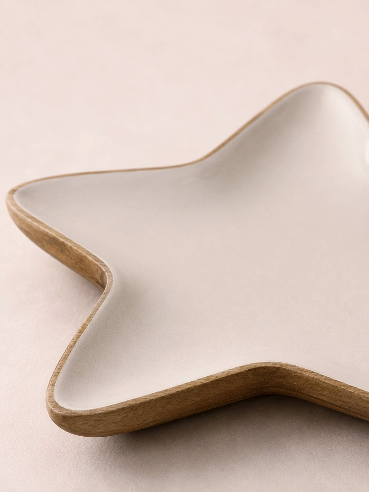 Bandeja estrella de madera de mango con base esmaltada blanca