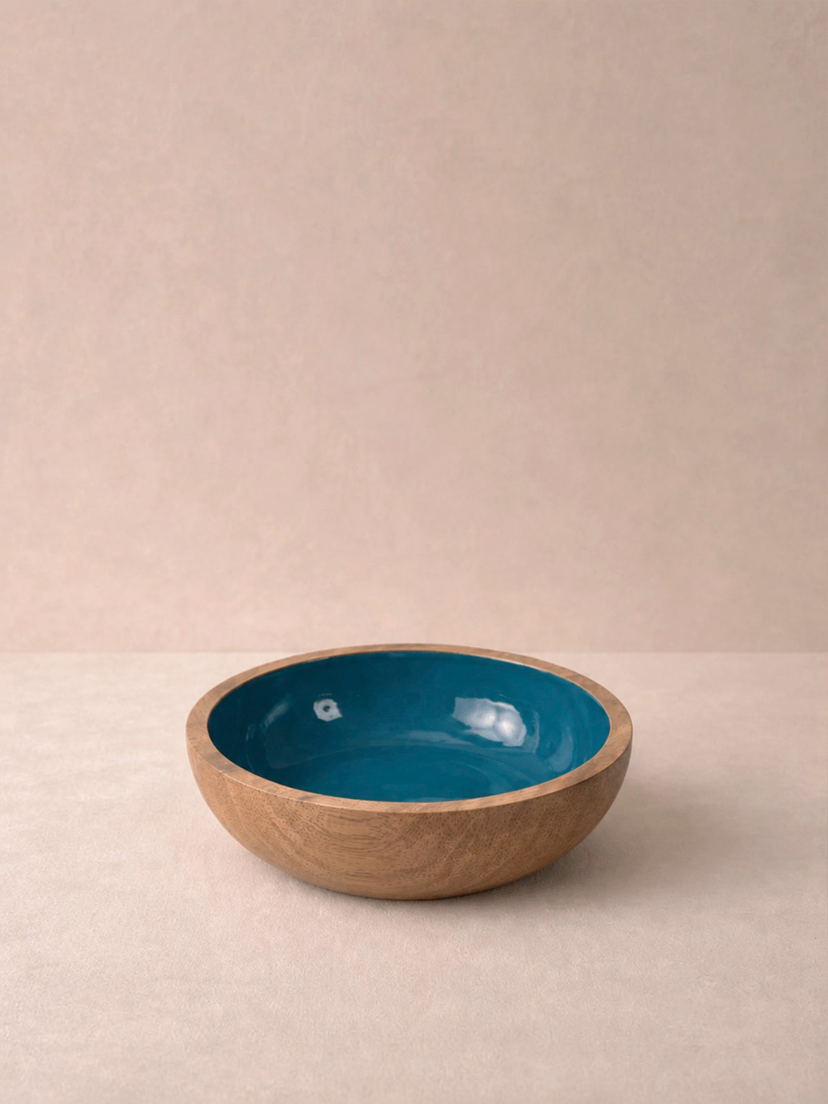 Bol decorativo de madera natural con interior azul mar
