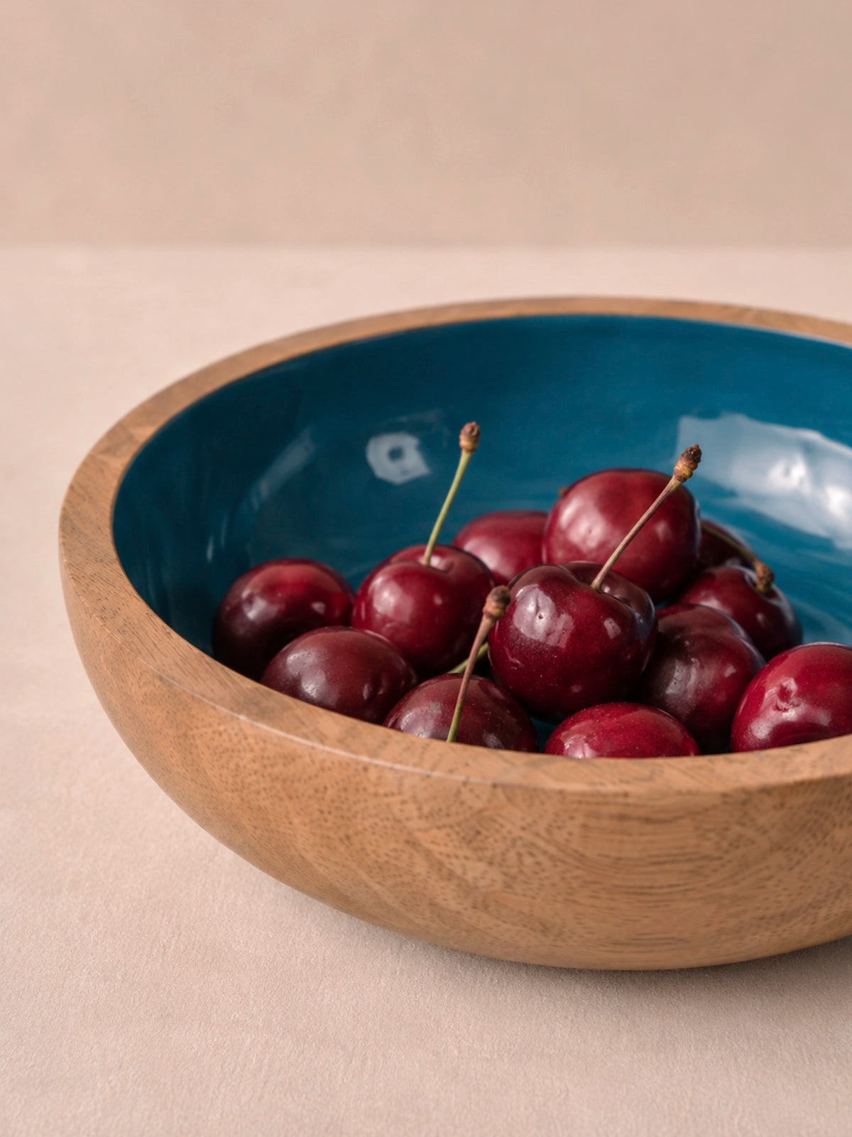 Bol decorativo de madera natural con interior azul mar