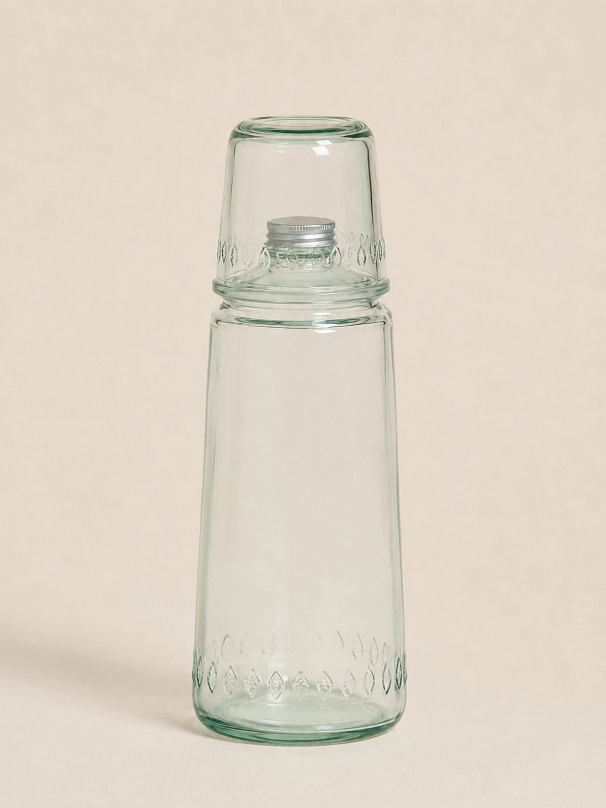 Botella de vidrio reciclado con vaso para agua 1L