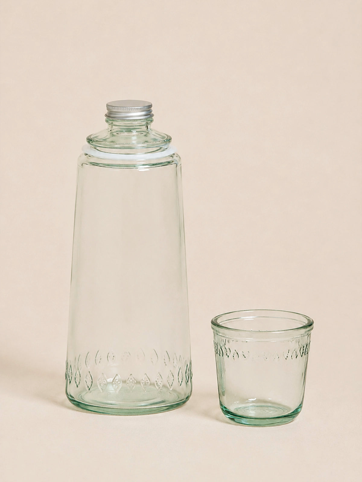 Botella de vidrio reciclado con vaso para agua 1L