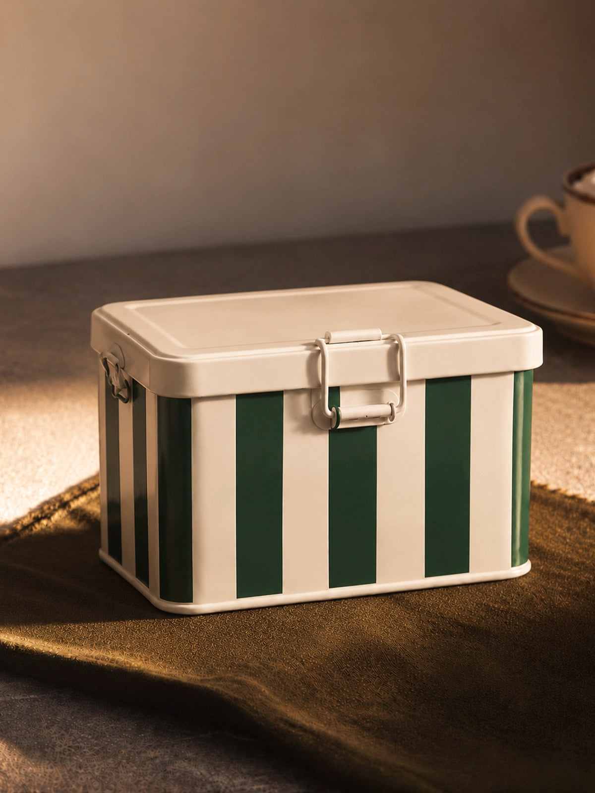Caja Metálica de Rayas Verde Inglés y Blanco – 13,5 × 12 × 8,5 cm