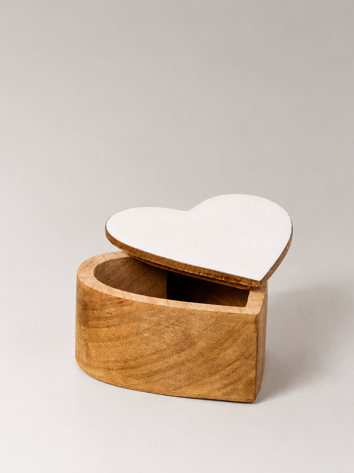 Caja de Madera de Mango con Tapa de Corazón 10x11x6 cm