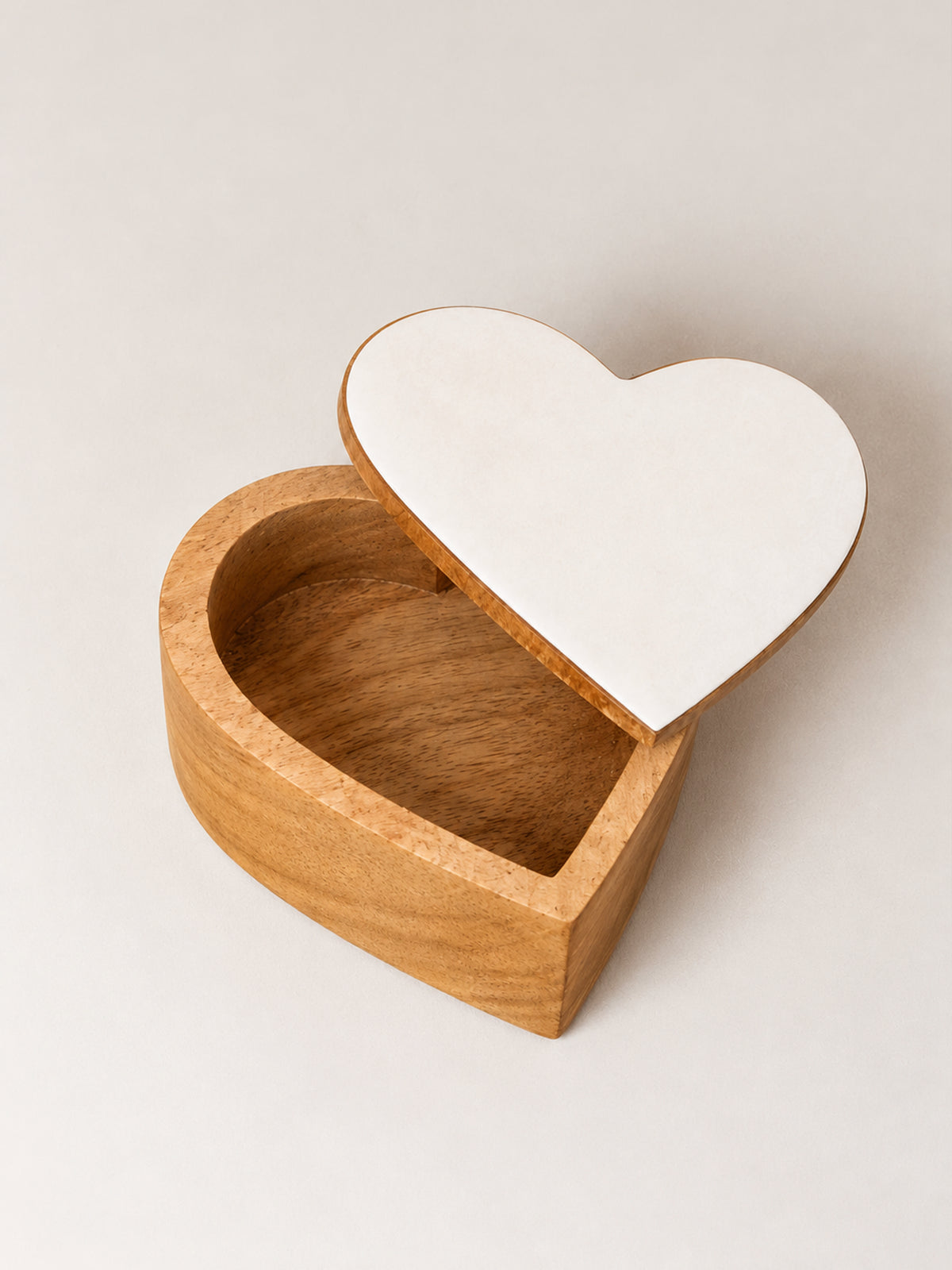 Caja de Madera de Mango con Tapa de Corazón 10x11x6 cm