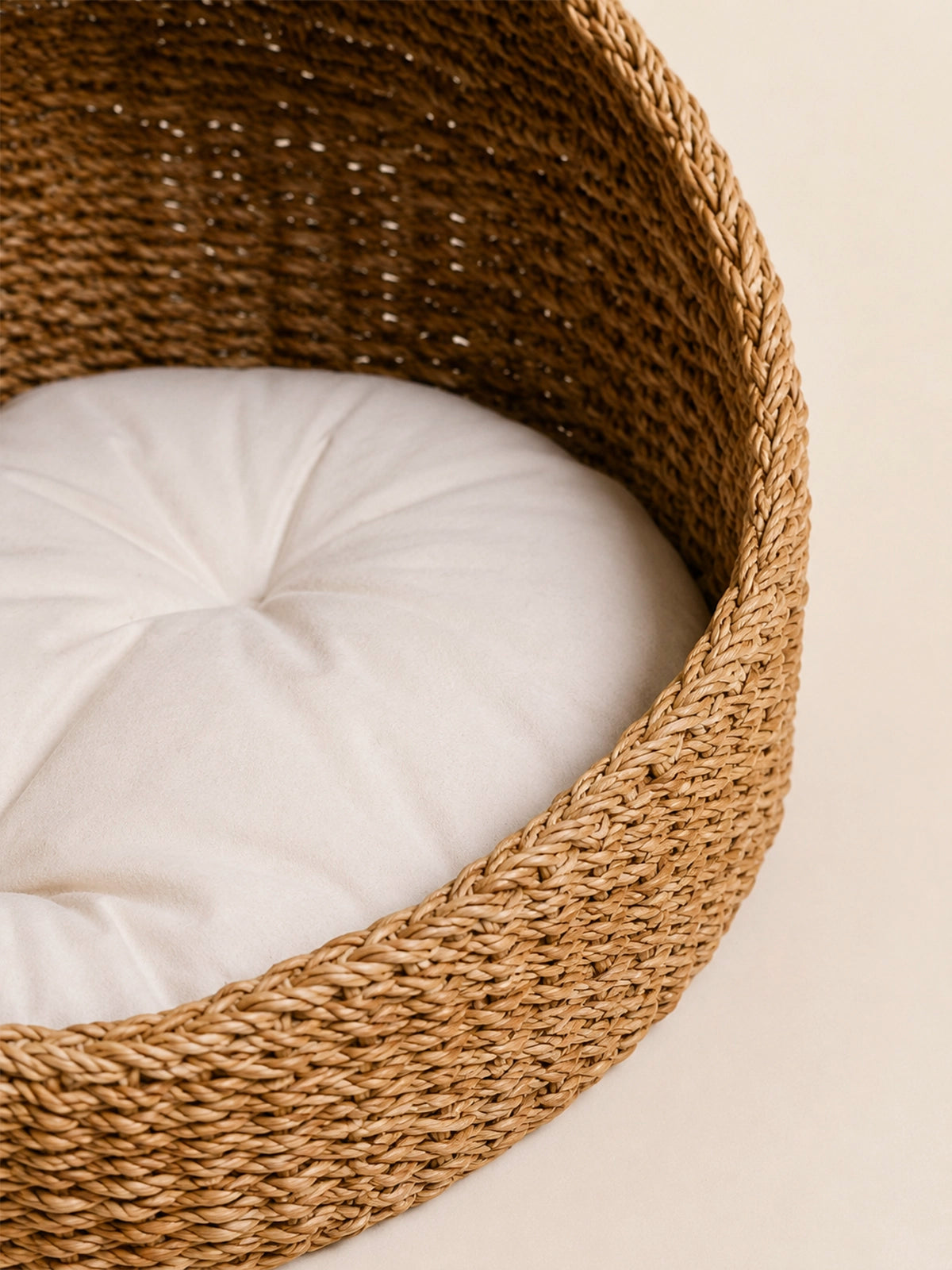 Cama para mascotas de junco de mar Corso con cojín