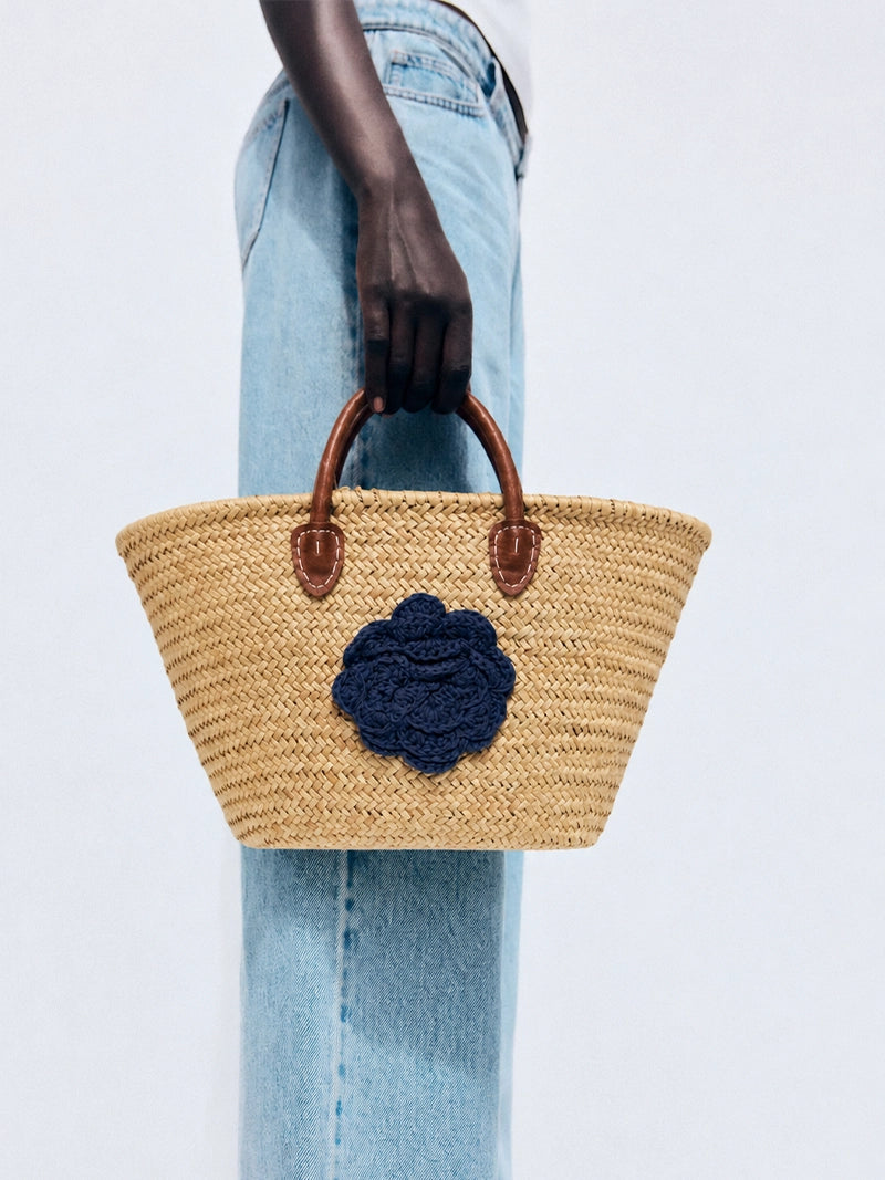 Capazo de paja handmade con flor de crochet y asas marrones – 66 x 43 cm