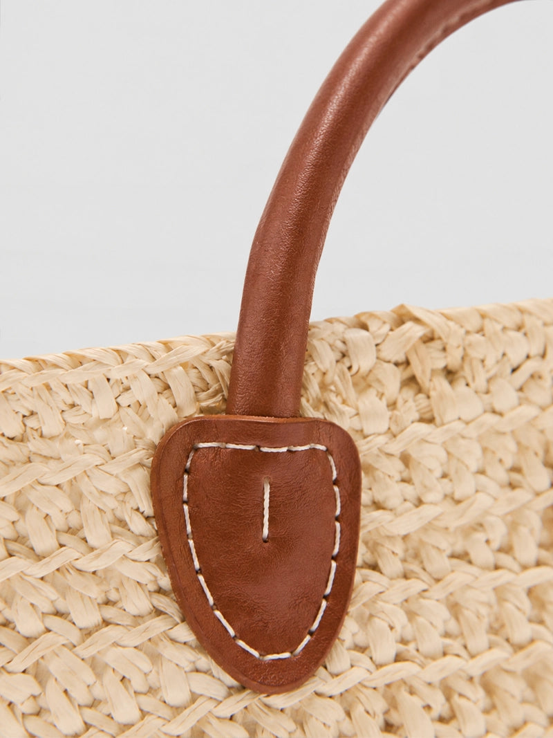 Capazo de paja handmade con flor de crochet y asas marrones – 66 x 43 cm