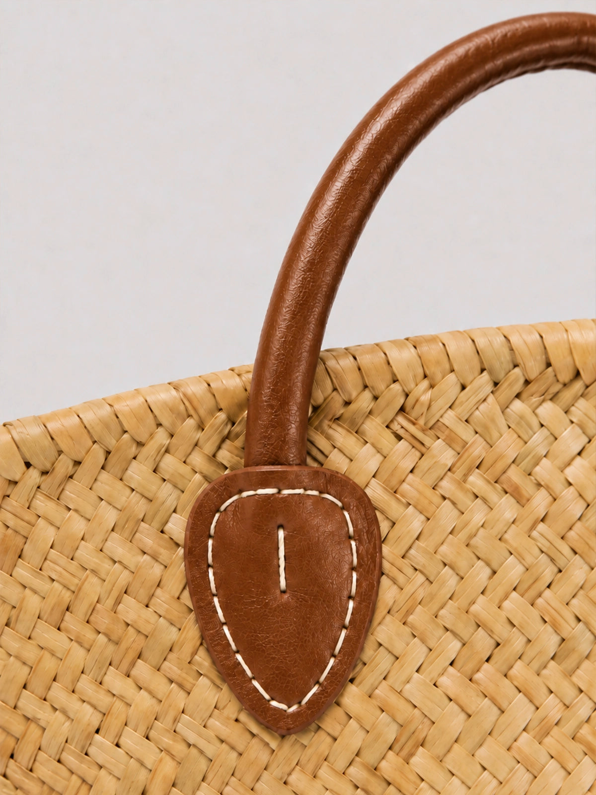Capazo de paja handmade con flor de crochet y asas marrones – 66 x 43 cm