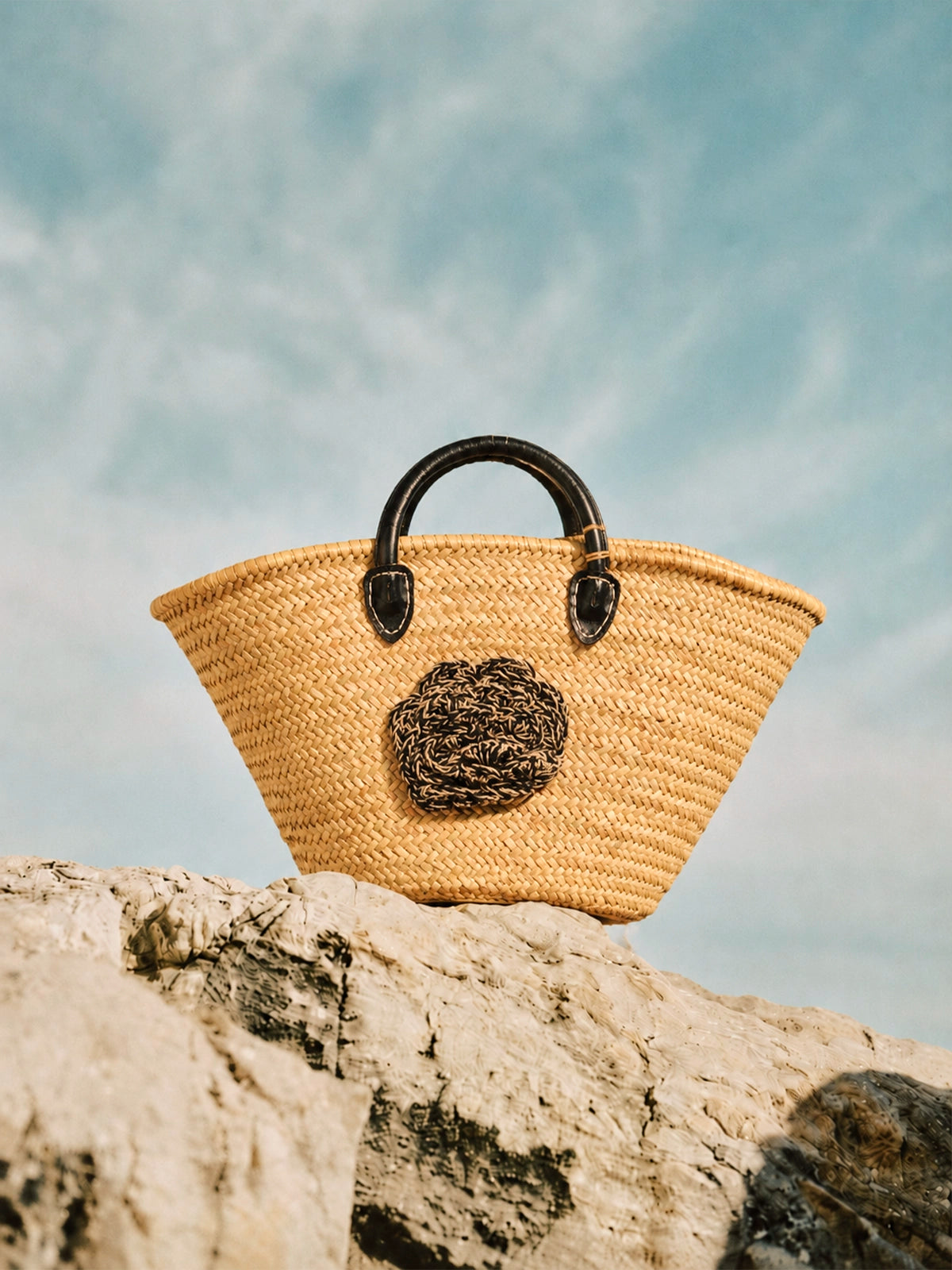 Capazo de paja handmade con flor de crochet y asas negras – 66 x 43 cm