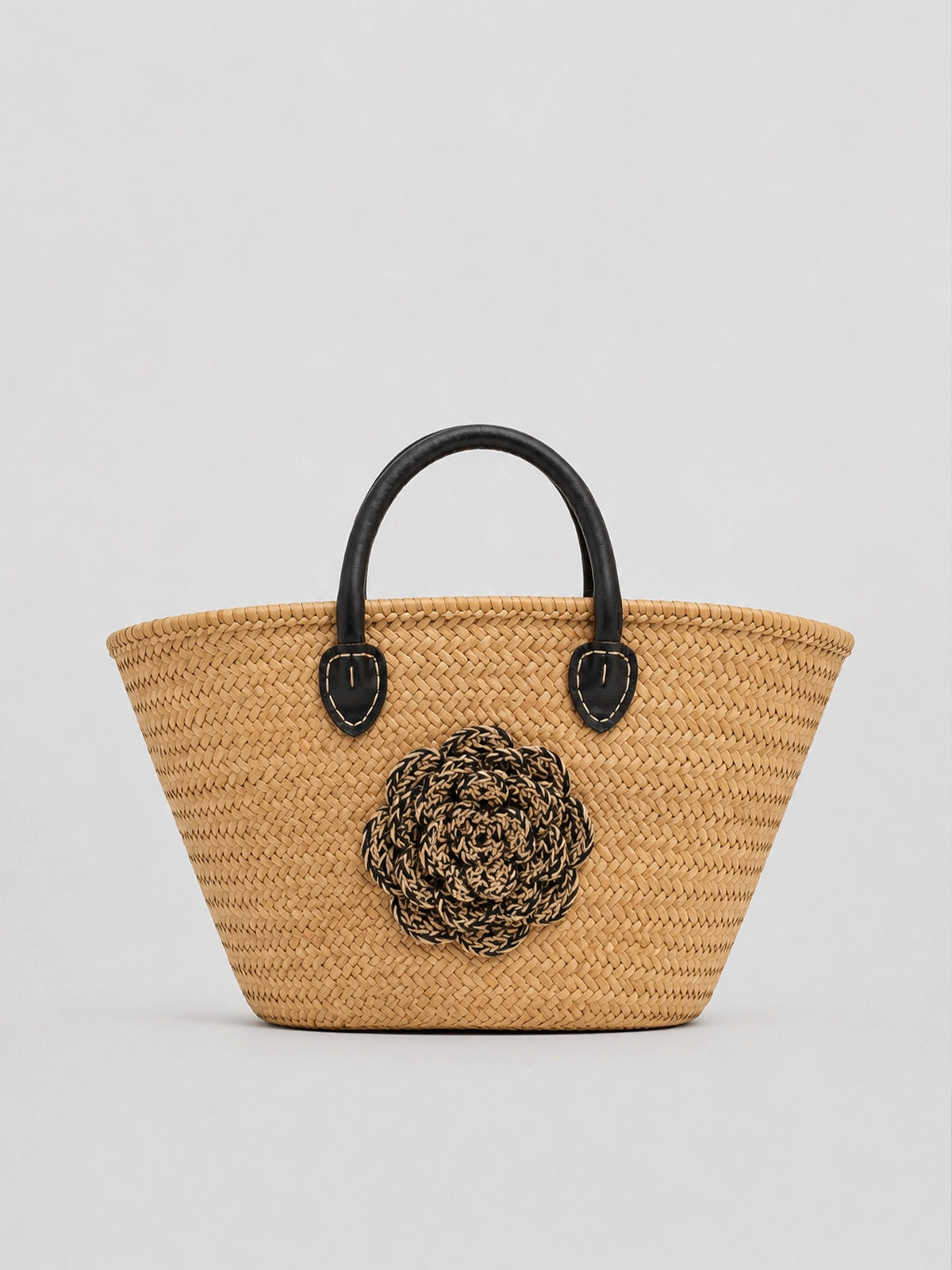 Capazo de paja handmade con flor de crochet y asas negras – 66 x 43 cm