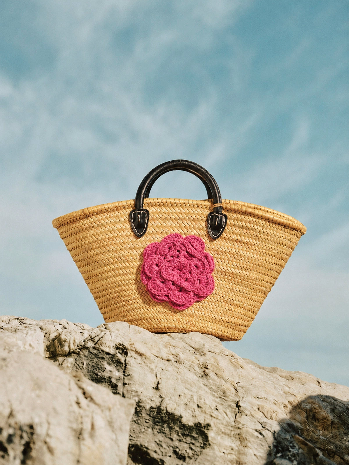 Capazo de paja handmade con flor de crochet y asas negras – 66 x 43 cm