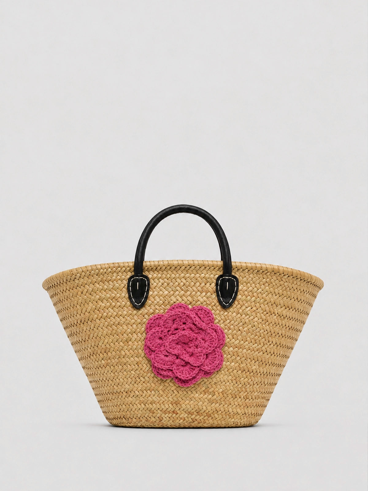 Capazo de paja handmade con flor de crochet y asas negras – 66 x 43 cm