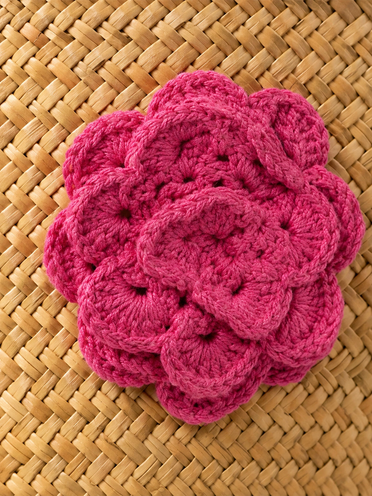 Capazo de paja handmade con flor de crochet y asas negras – 66 x 43 cm