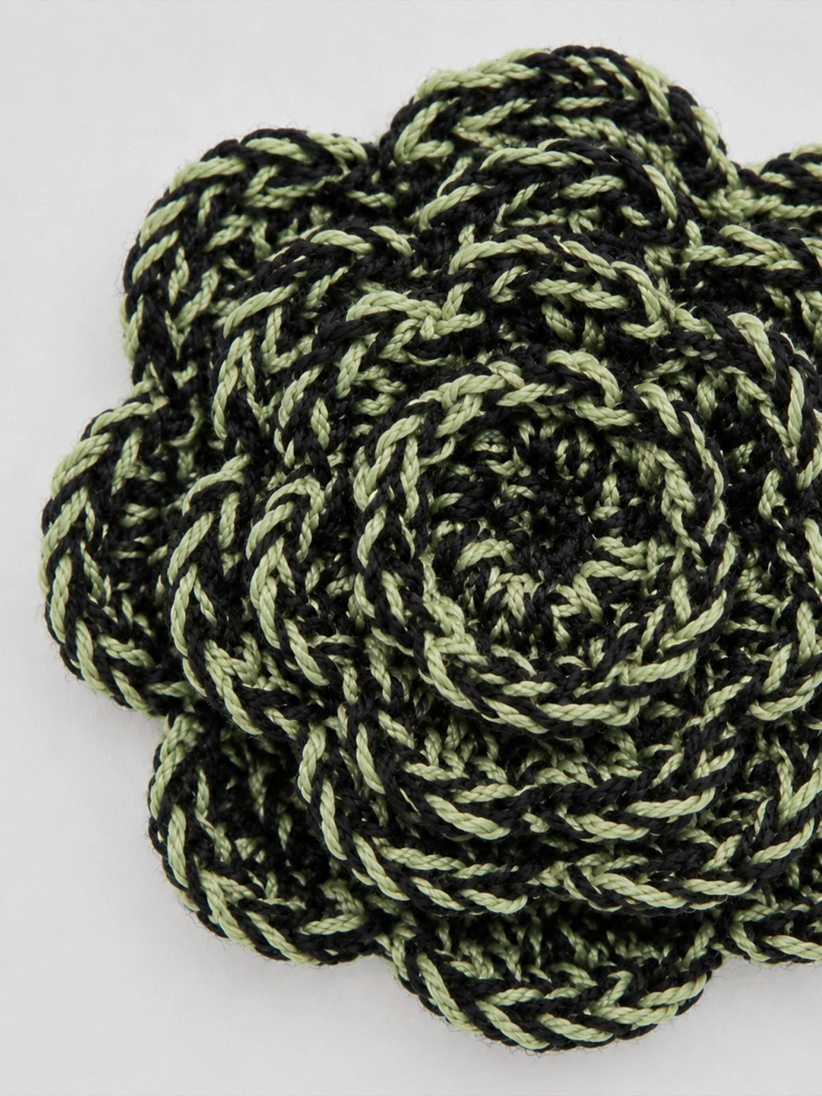 Capazo de paja handmade con flor de crochet y asas negras – 66 x 43 cm