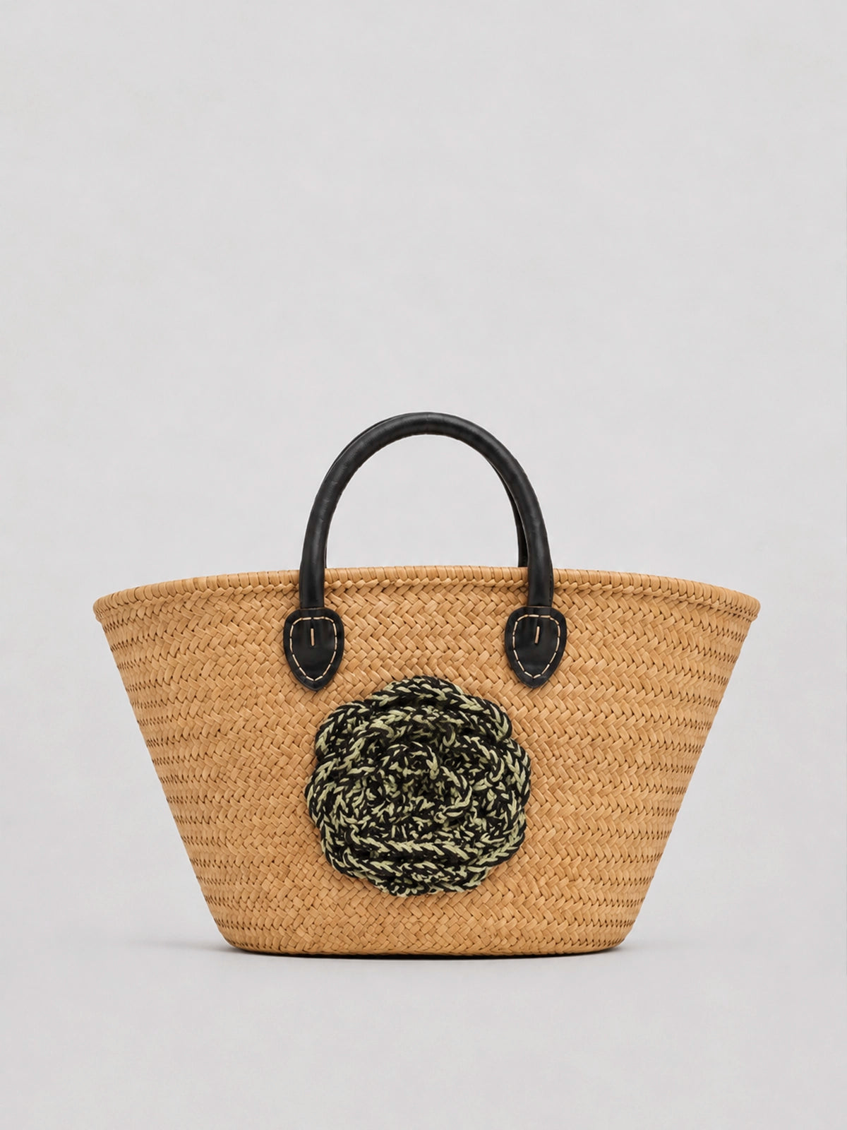 Capazo de paja handmade con flor de crochet y asas negras – 66 x 43 cm