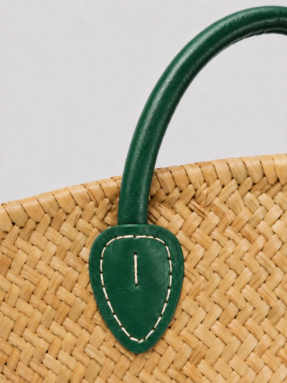 Capazo de paja handmade con flor de crochet y asas verdes – 66 x 43 cm