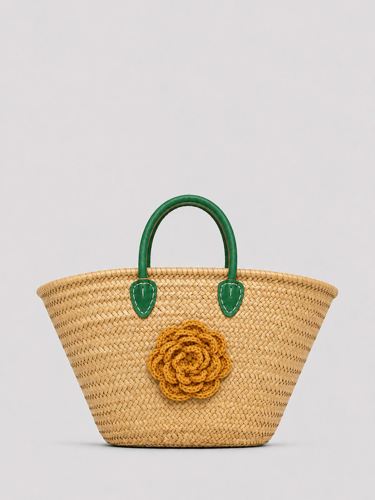 Capazo de paja handmade con flor de crochet y asas verdes – 66 x 43 cm