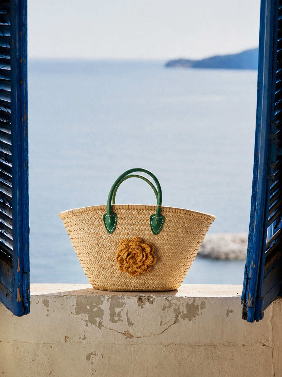 Capazo de paja handmade con flor de crochet y asas verdes – 66 x 43 cm