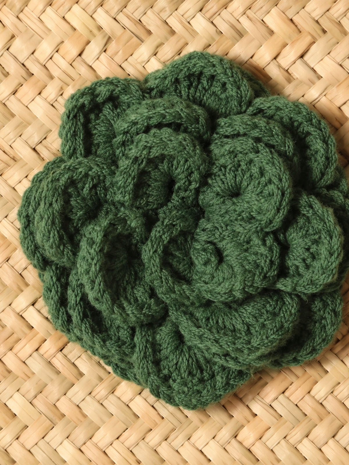 Capazo de paja handmade con flor de crochet y asas verdes – 66 x 43 cm