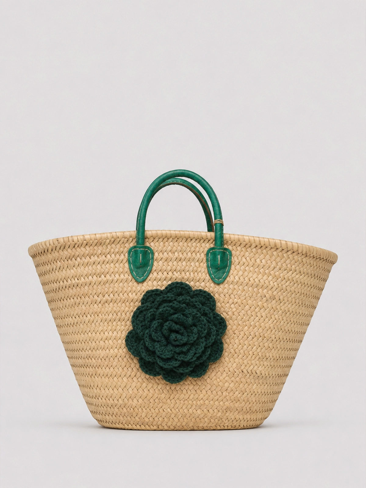 Capazo de paja handmade con flor de crochet y asas verdes – 66 x 43 cm