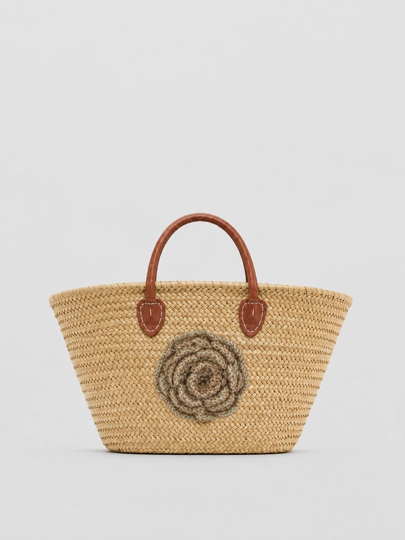 Capazo de paja handmade con flor de crochet y asas marrones – 66 x 43 cm