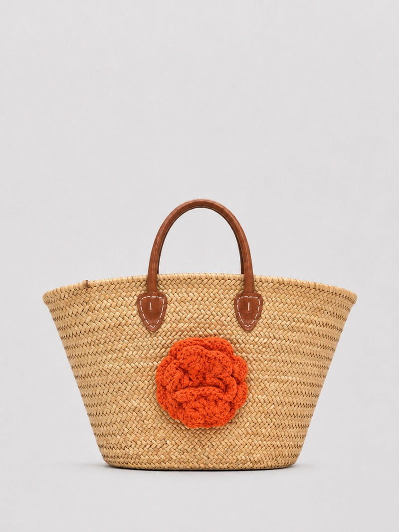 Capazo de paja handmade con flor de crochet y asas marrones – 66 x 43 cm