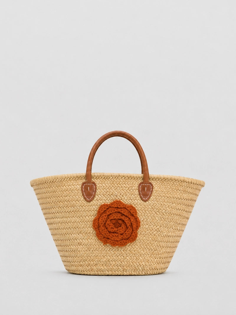 Capazo de paja handmade con flor de crochet y asas marrones – 66 x 43 cm