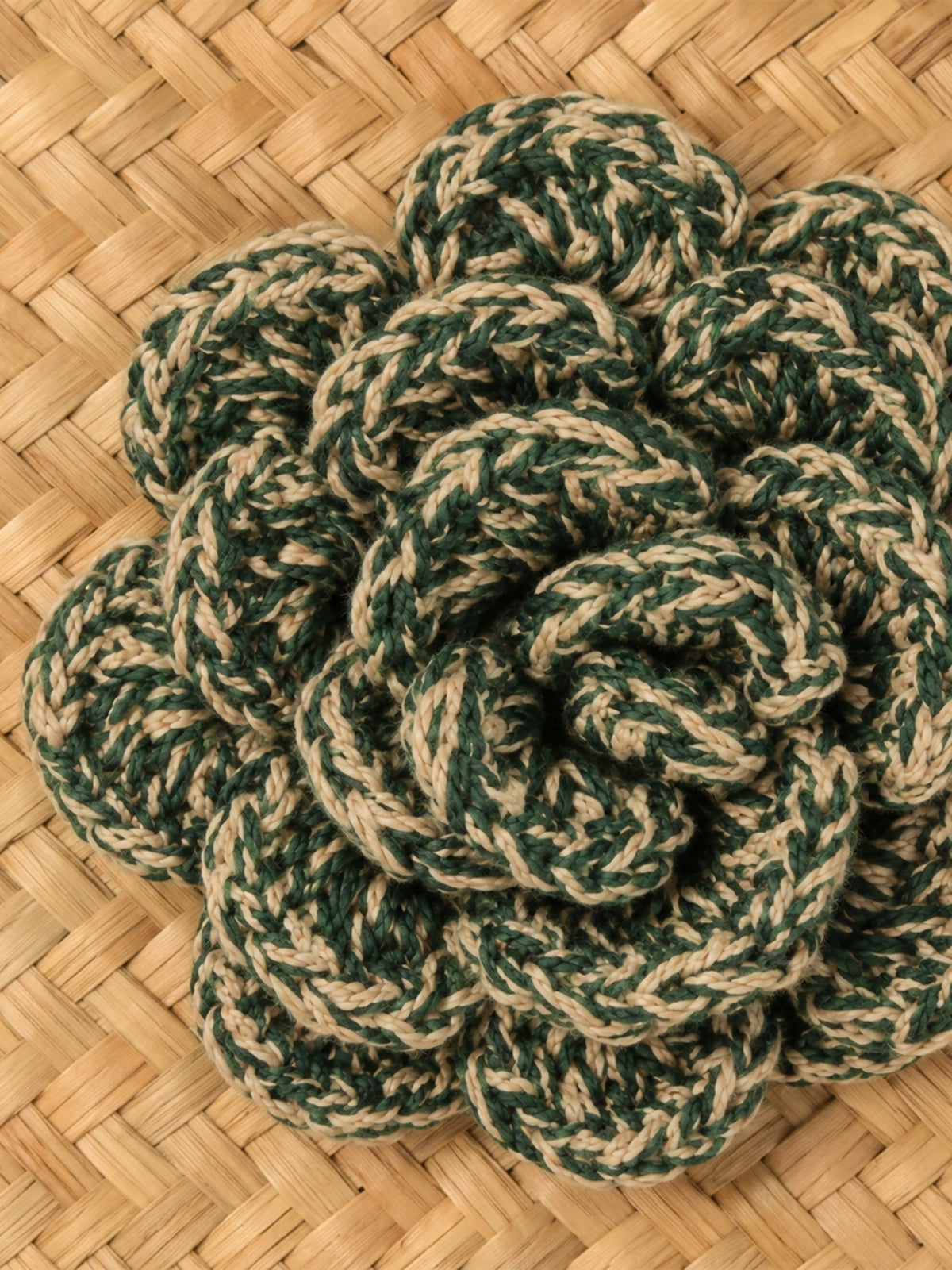 Capazo de paja handmade con flor de crochet y asas verdes – 66 x 43 cm