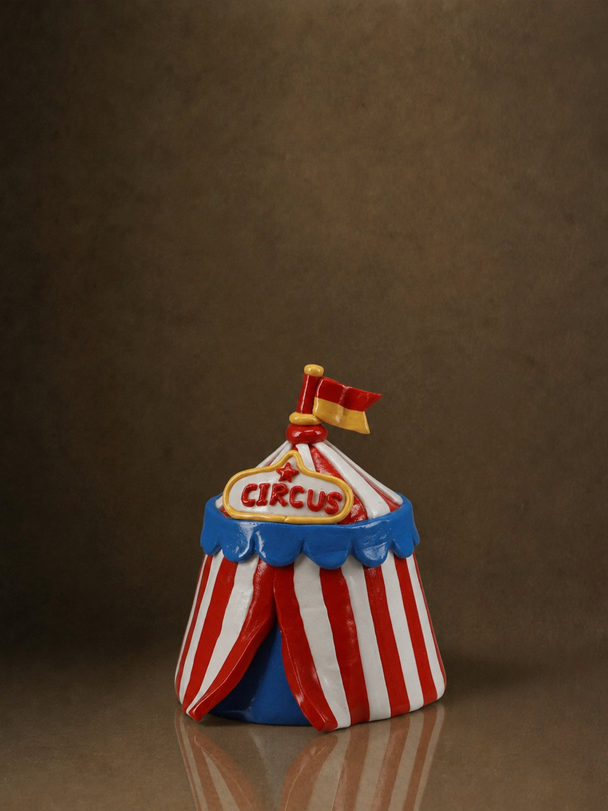 Carpa de Circo Decorativa de Cerámica Roja, Blanca y Azul – 11 cm