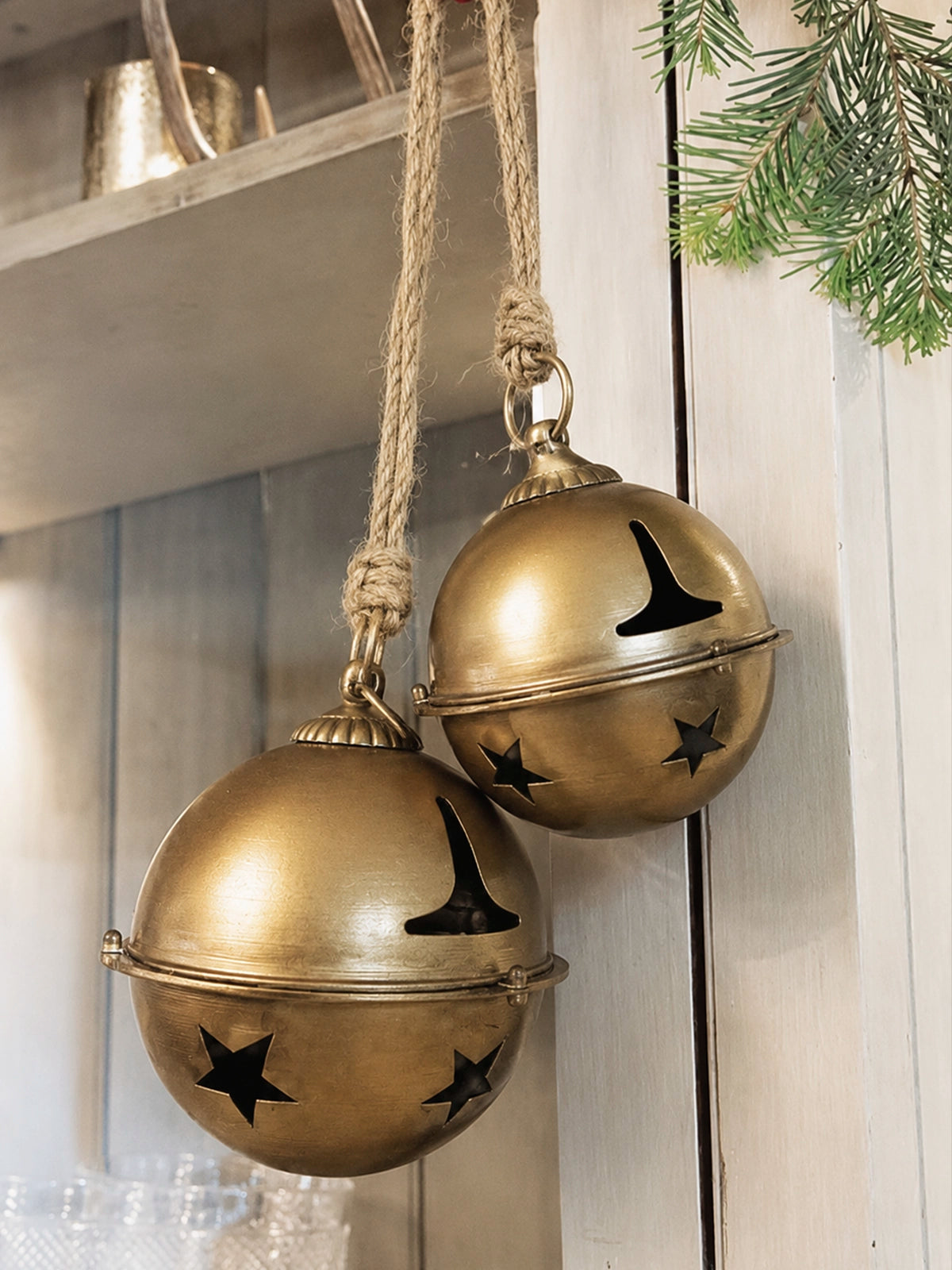 Cascabel Navideño de Metal Dorado – 32 cm
