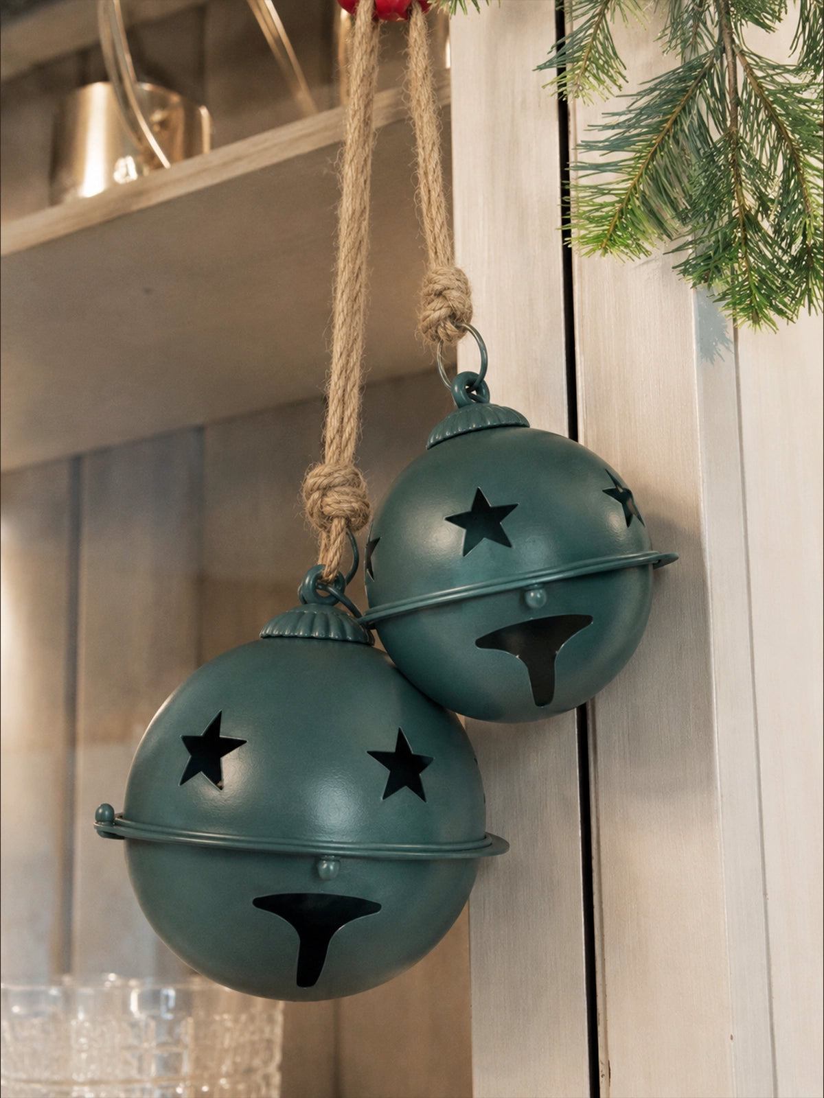 Cascabel Navideño de Metal Verde – 27 cm