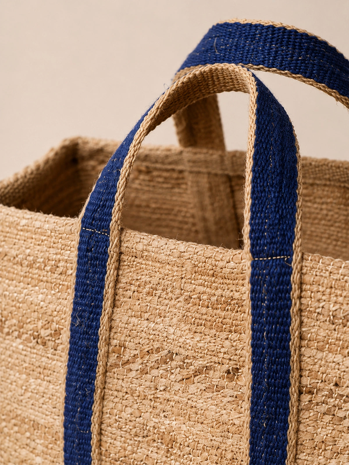 Cesta Maxi Portofino de yute natural con asas azules 60 x 35 x 34 cm