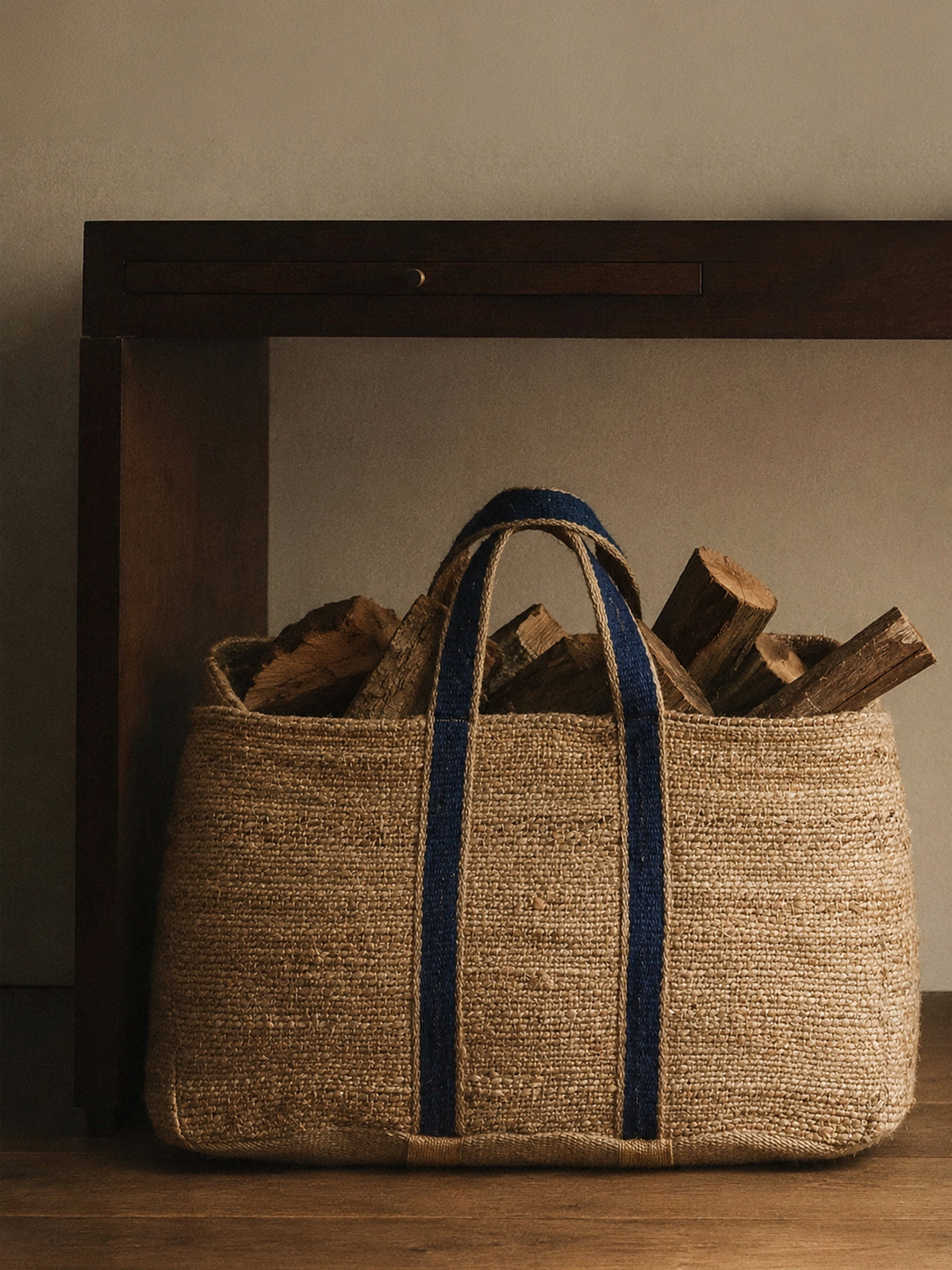 Cesta Maxi Portofino de yute natural con asas azules 60 x 35 x 34 cm