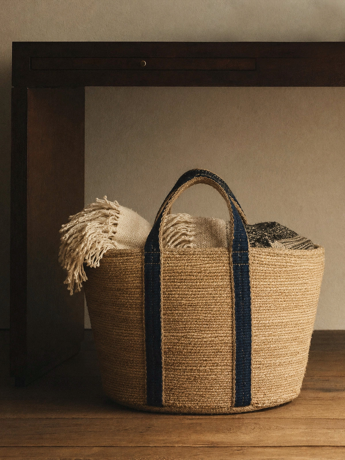 Cesta Portofino de yute natural con la asa en color azul índigo