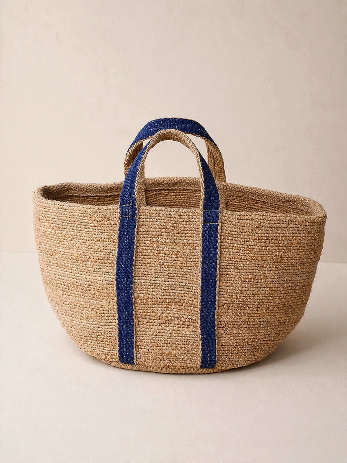 Cesta Portofino de yute natural con la asa en color azul índigo