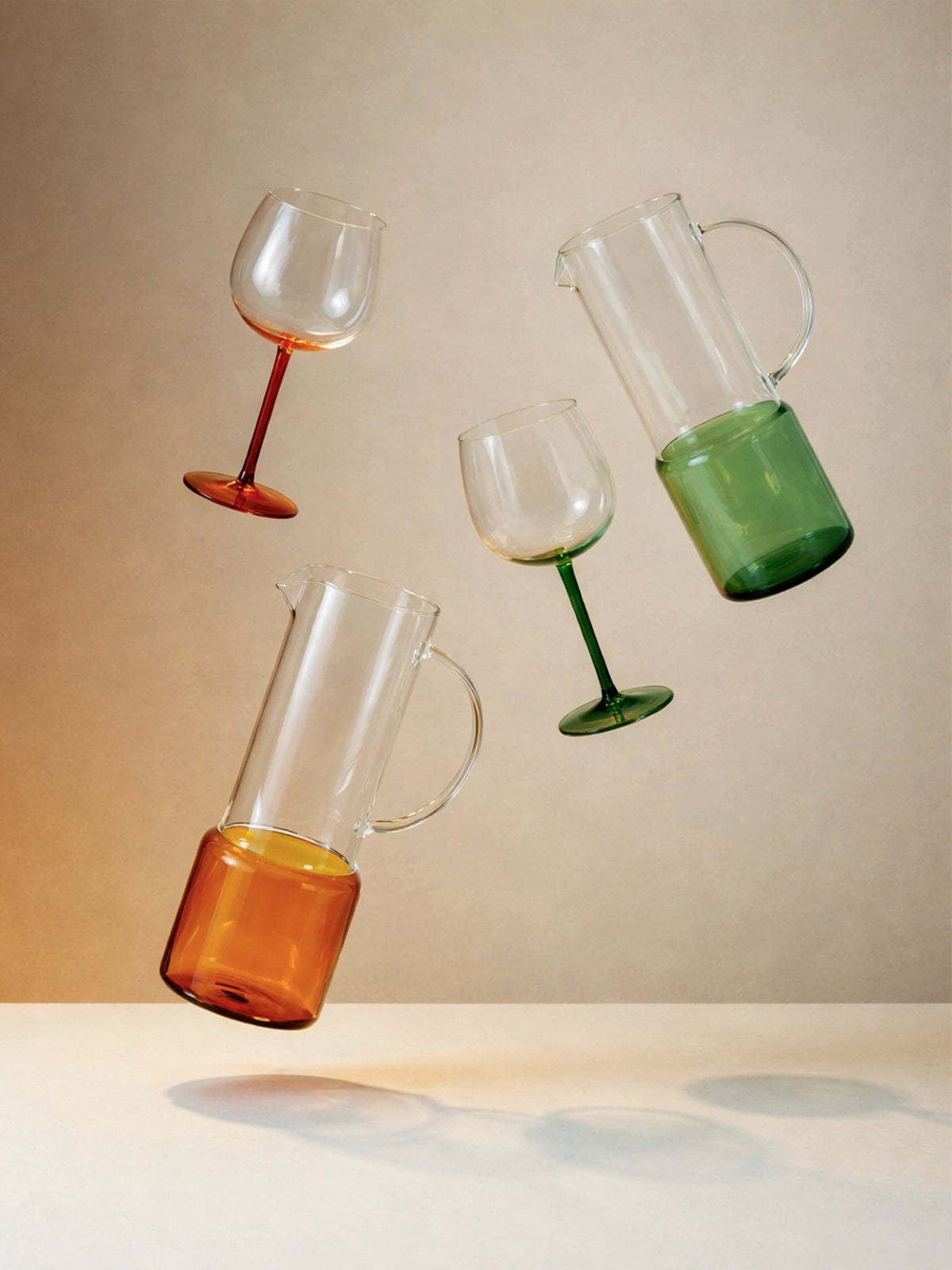 Copa de cristal transparente con pie verde