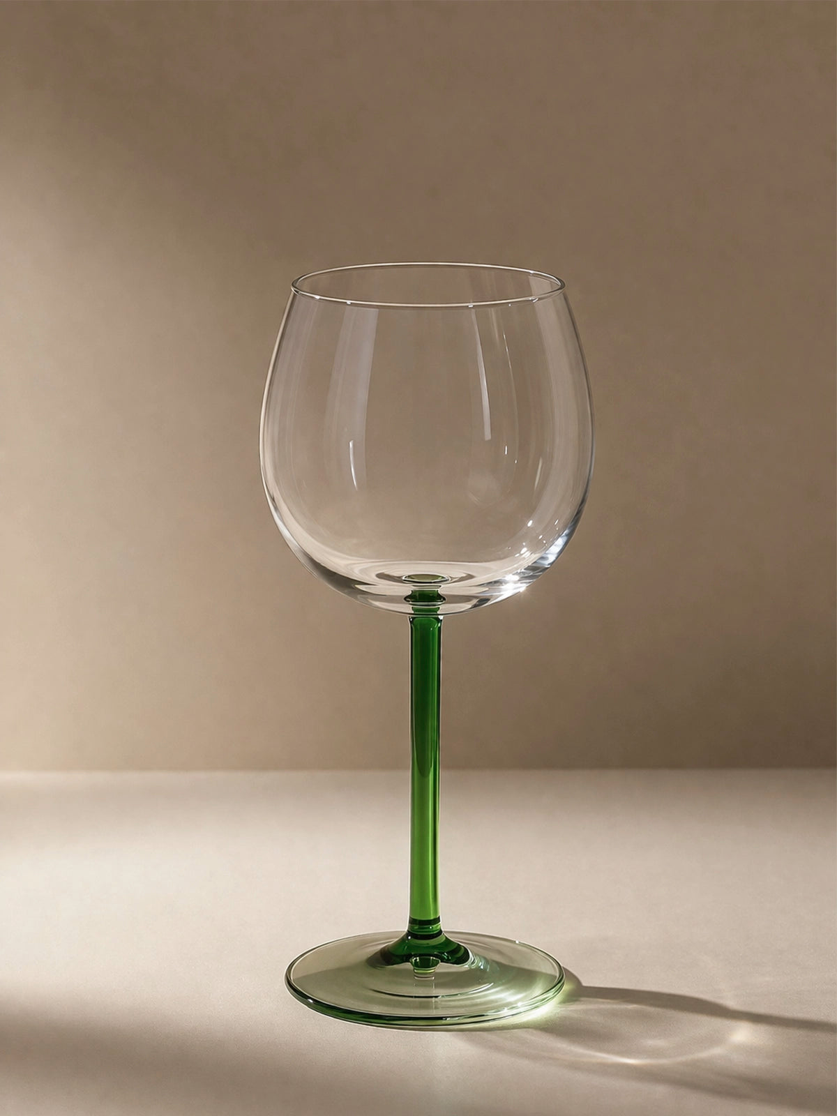Copa de cristal transparente con pie verde