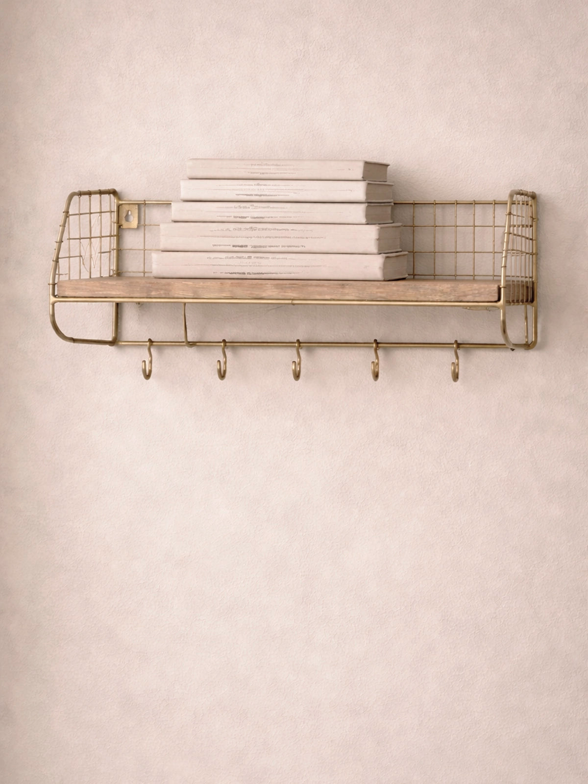 Estante colgador Loft de pared madera y metal dorado con ganchos