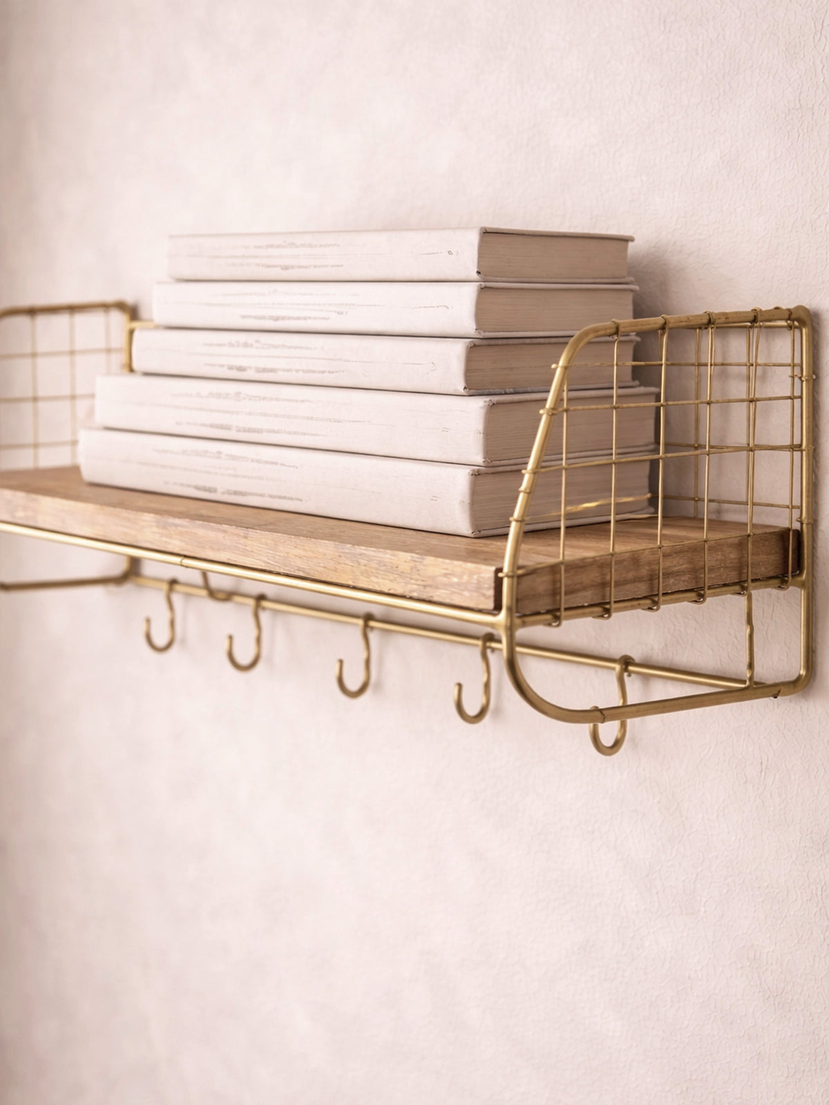 Estante colgador Loft de pared madera y metal dorado con ganchos