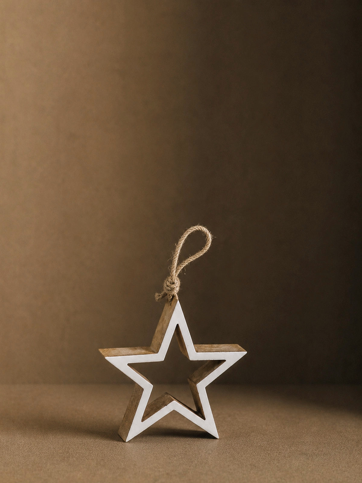 Estrella Colgante de Madera de Mango – Blanco y Natural 19 × 19 cm