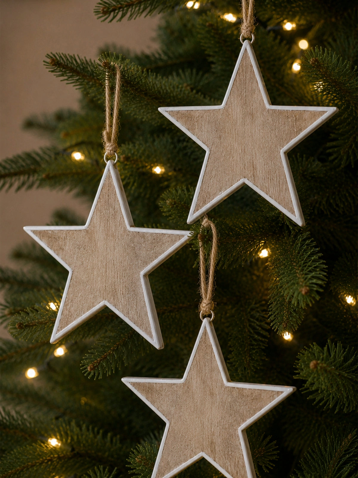 Estrella Navideña Colgante de Madera de Mango – 14 × 14 cm