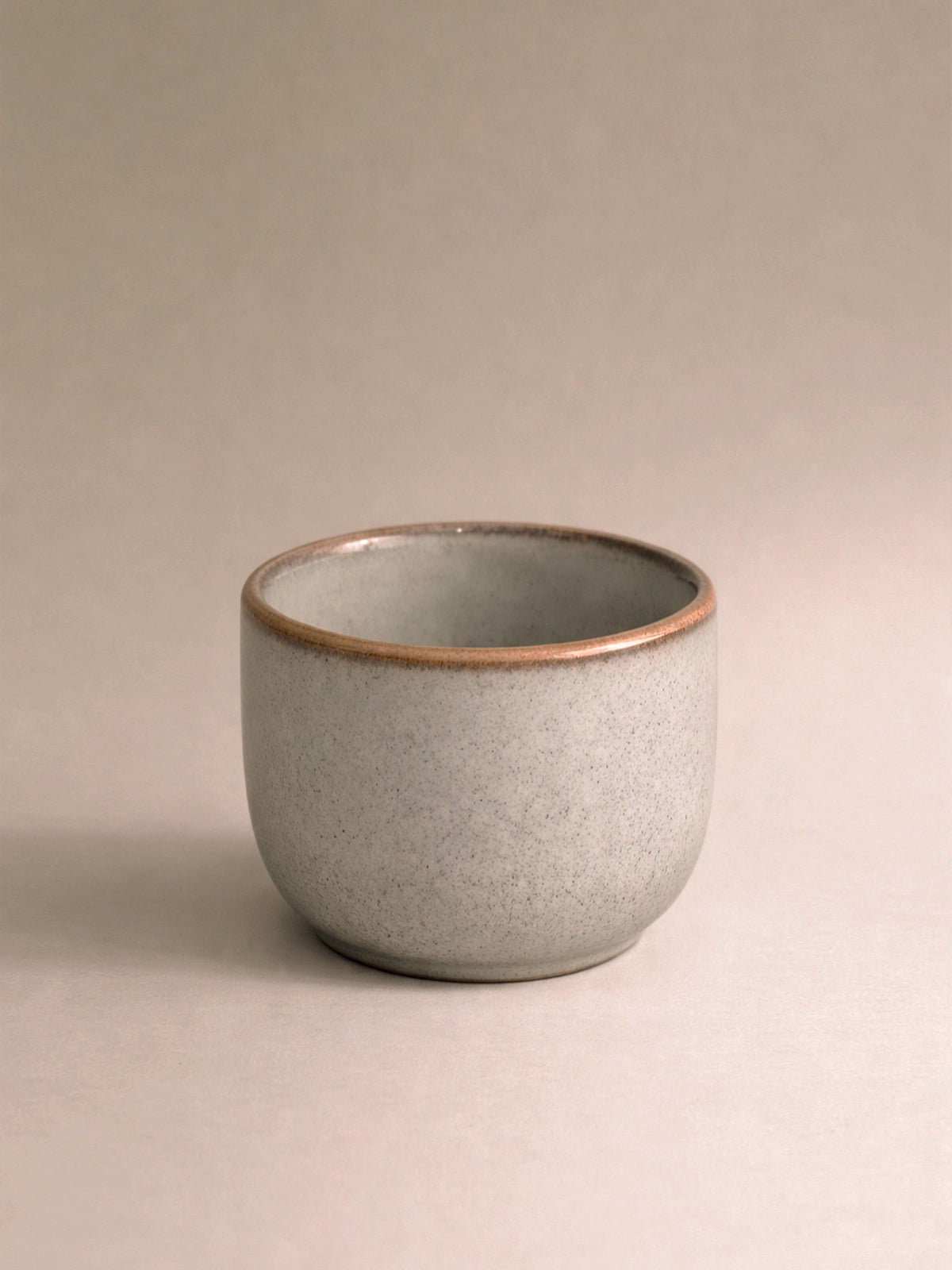 Huevera Stone de gres gris piedra estilo minimalista y natural