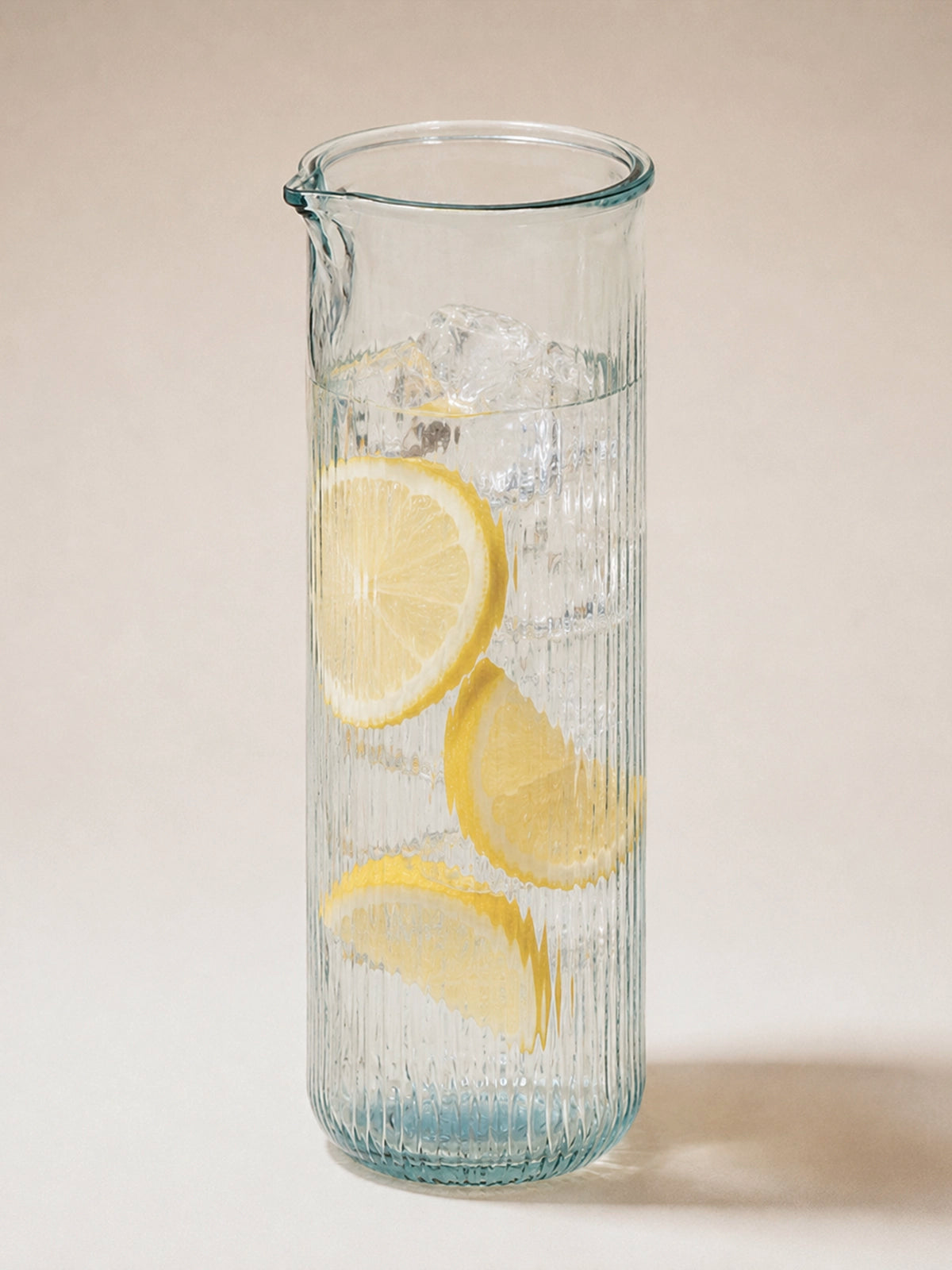 Jarra alta de vidrio reciclado para agua y limonada 8x25,5 cm