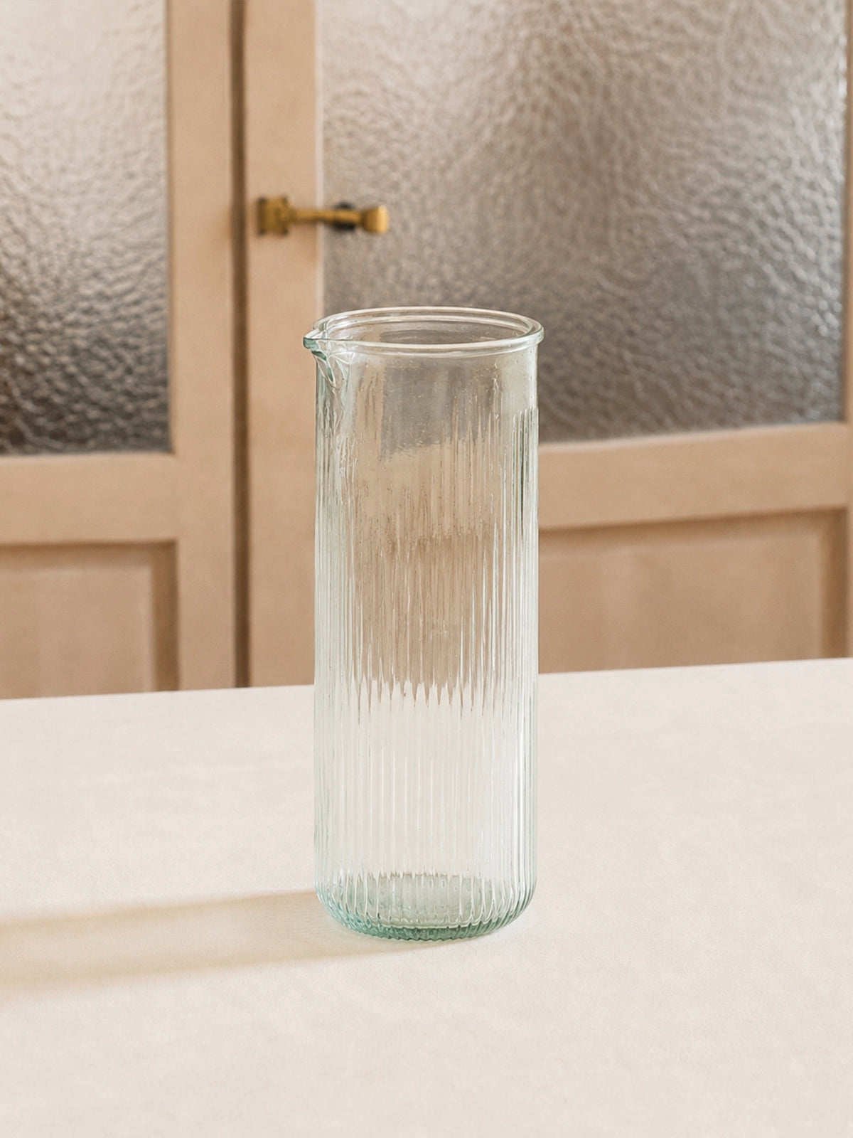 Jarra alta de vidrio reciclado para agua y limonada 8x25,5 cm