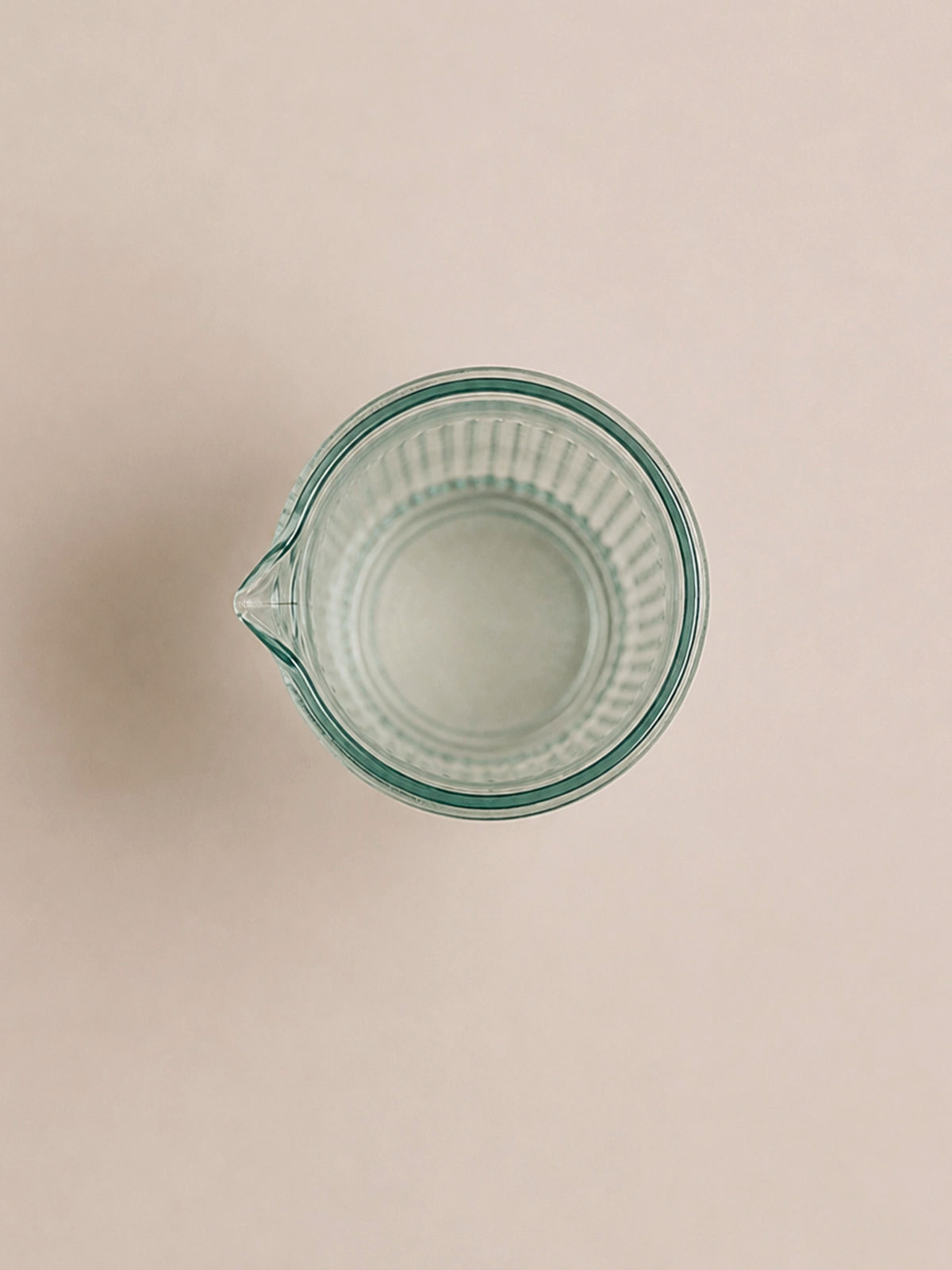 Jarra alta de vidrio reciclado para agua y limonada 8x25,5 cm