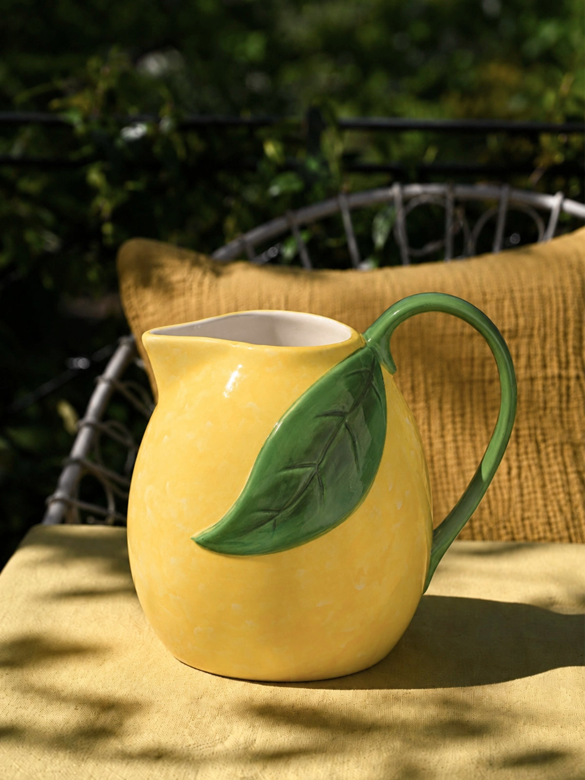 Jarra decorativa de gres diseño limón amarillo con asa